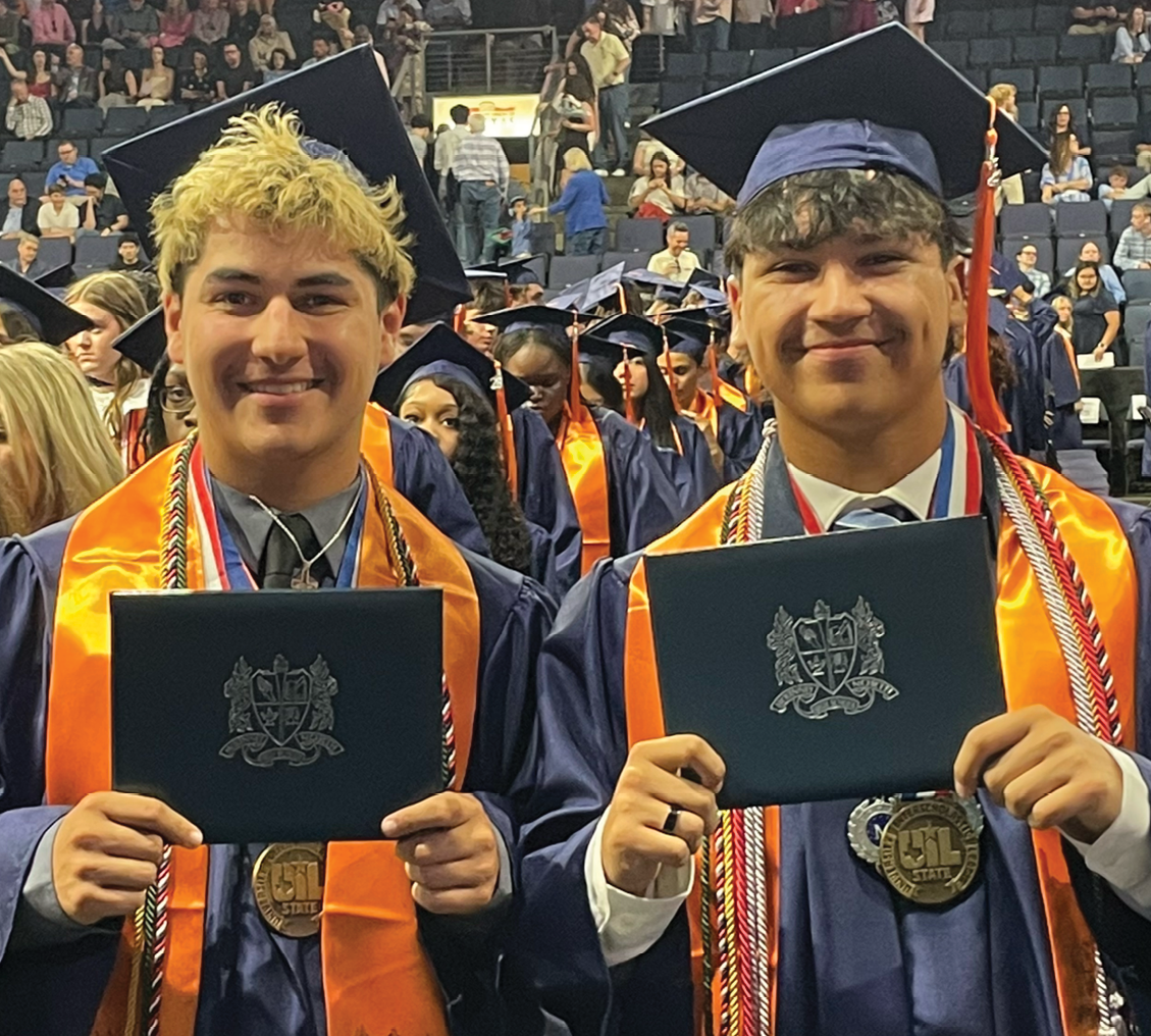 Two men in graduation caps and gowns are holding their diplomas. Contenido generado con IA