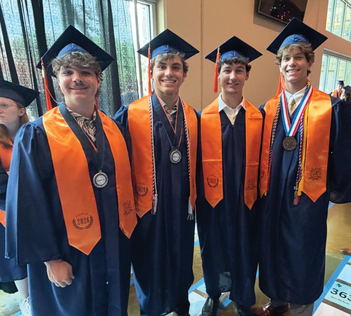 A group of five men wearing graduation caps and gowns pose for a picture. Contenido generado con IA