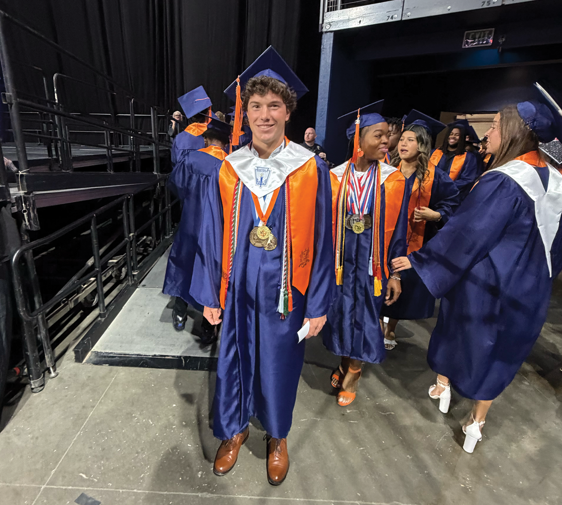 A group of people wearing graduation caps and gowns are walking down a hallway. Contenido generado con IA