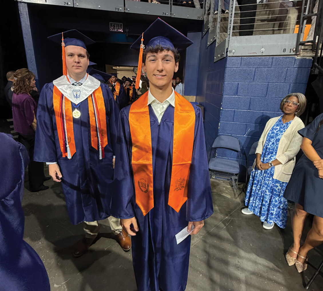 A group of men wearing graduation caps and gowns are walking down a hallway. Contenido generado con IA
