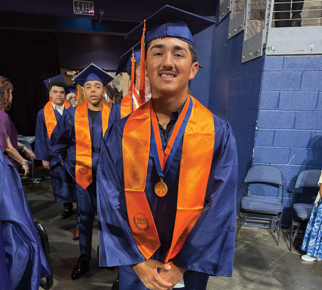 A group of men wearing blue caps and gowns are standing in a line. Contenido generado con IA