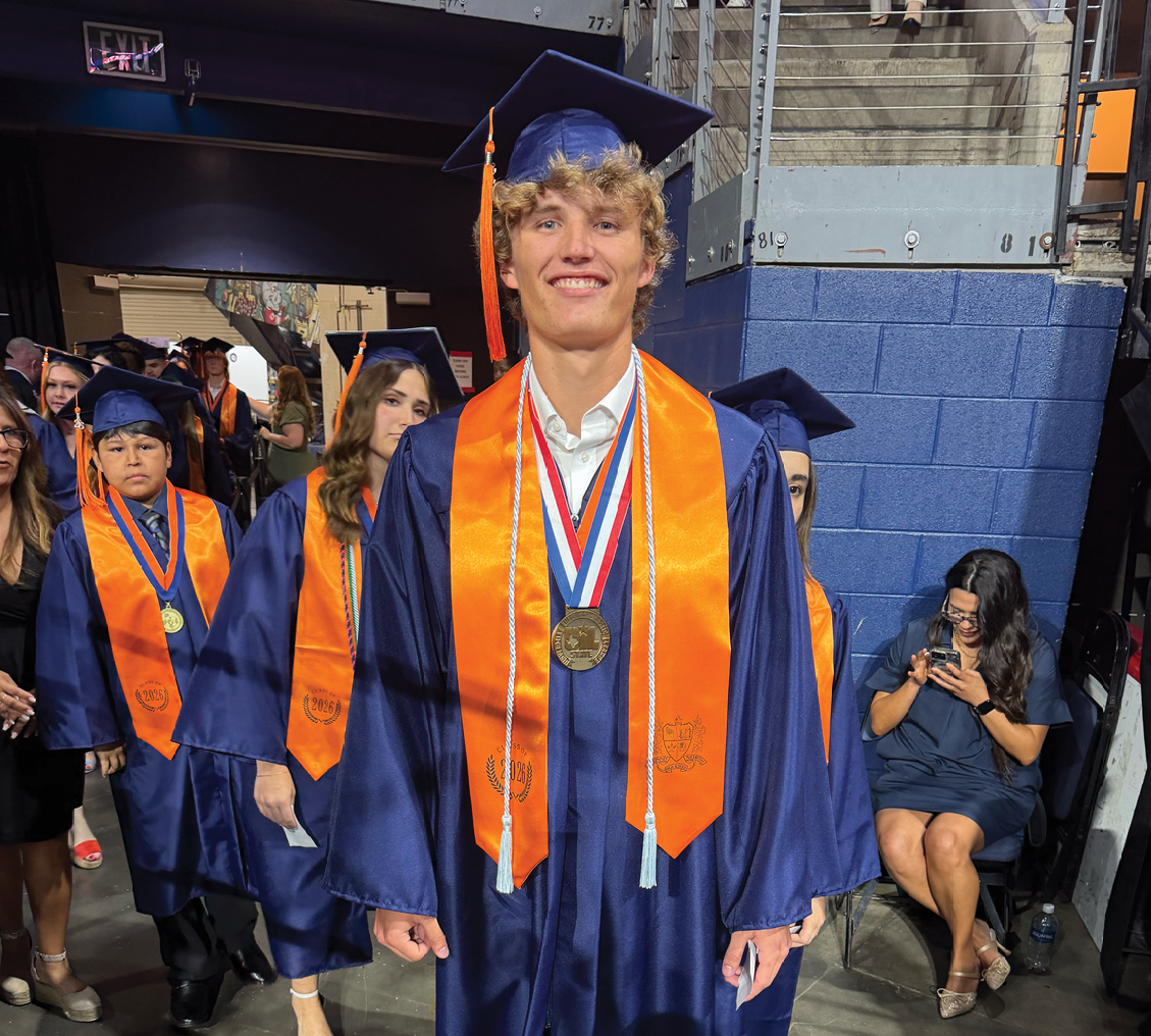 A group of people wearing blue graduation gowns are standing in a row. Contenido generado con IA