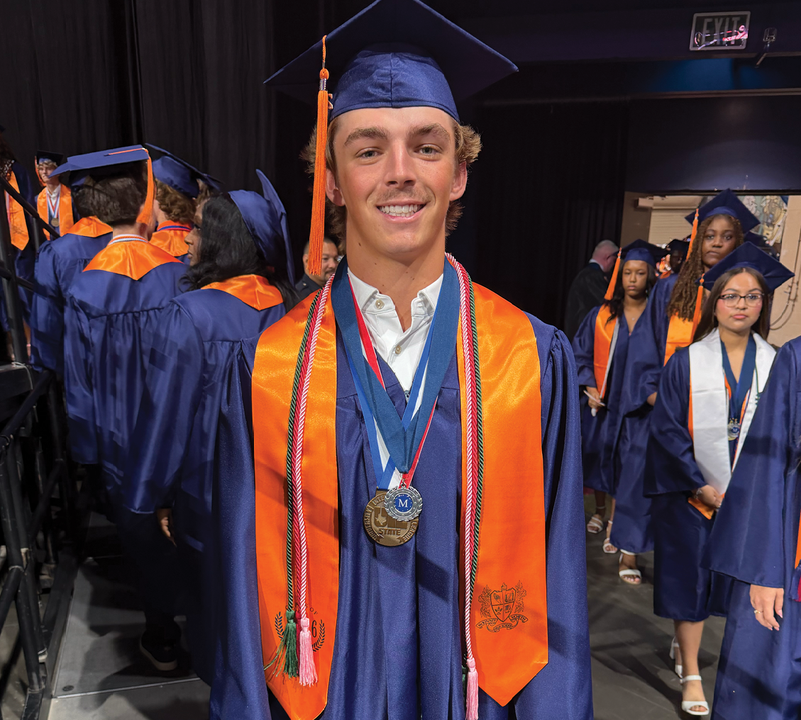 A man wearing a blue graduation robe and a gold medal around his neck. Contenido generado con IA