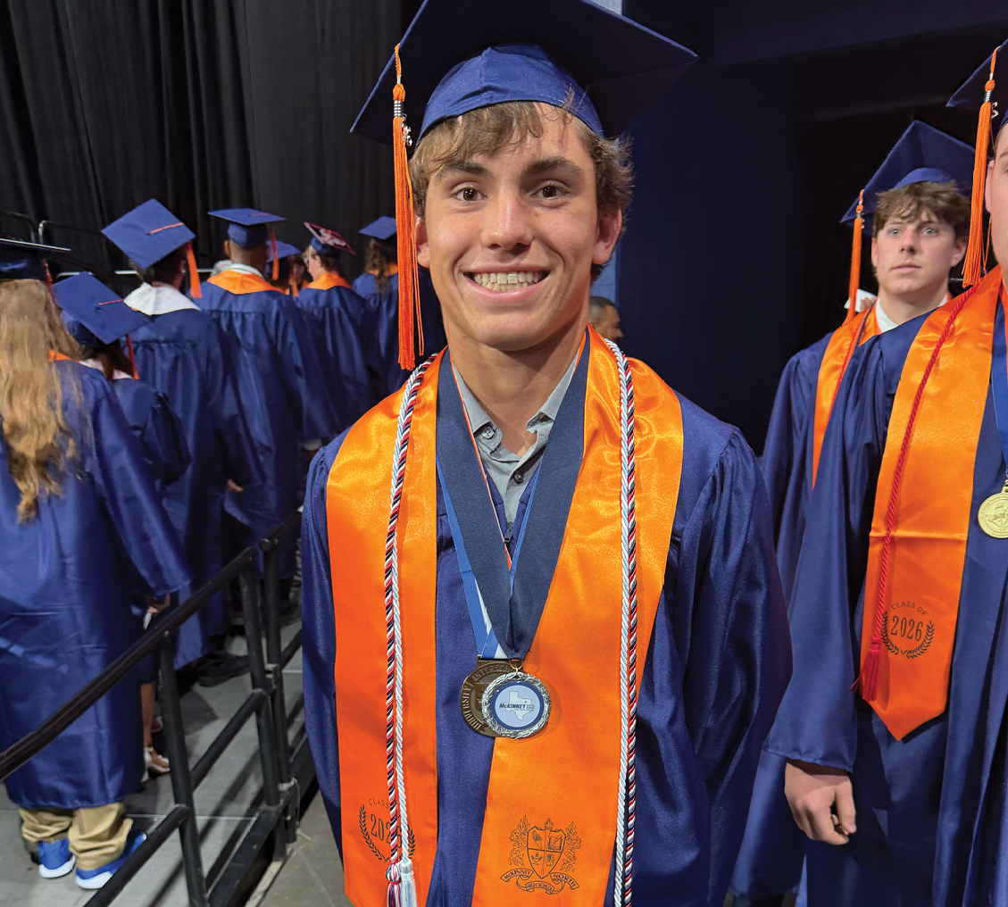 A young man wearing a blue cap and gown is smiling and posing for a picture. Contenido generado con IA