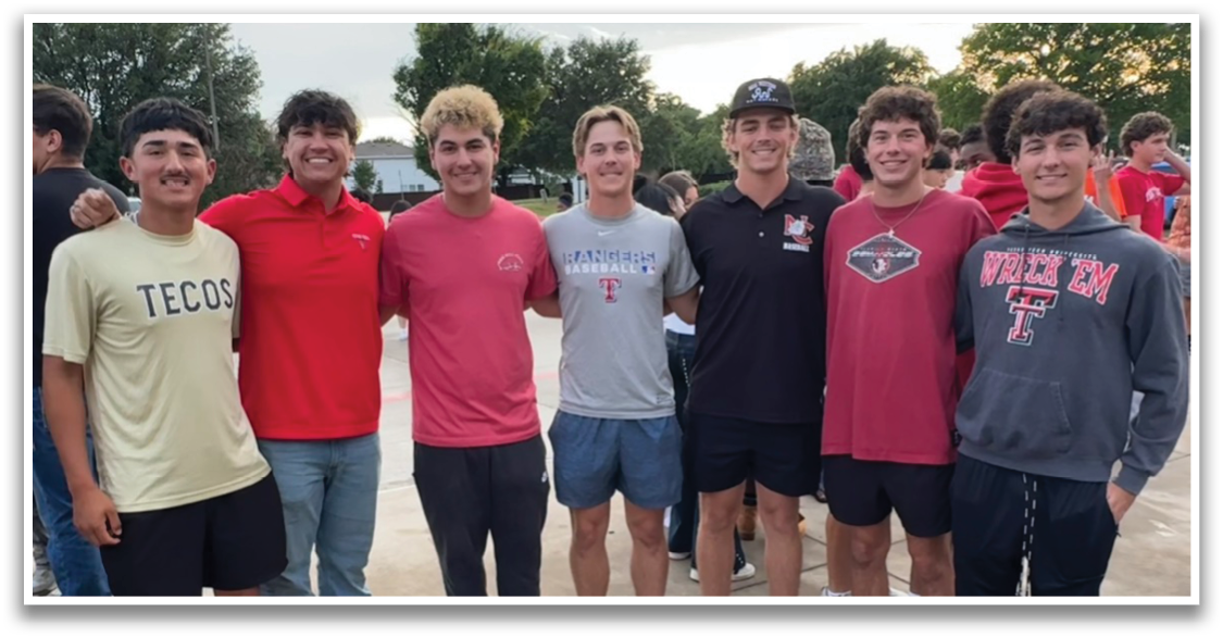 A group of young men pose for a picture in front of a statue. Contenido generado con IA