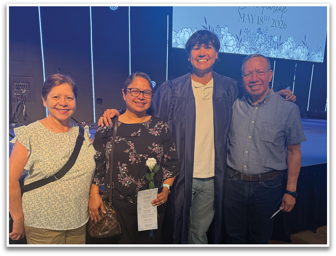 Four people pose for a picture on a stage. Contenido generado con IA