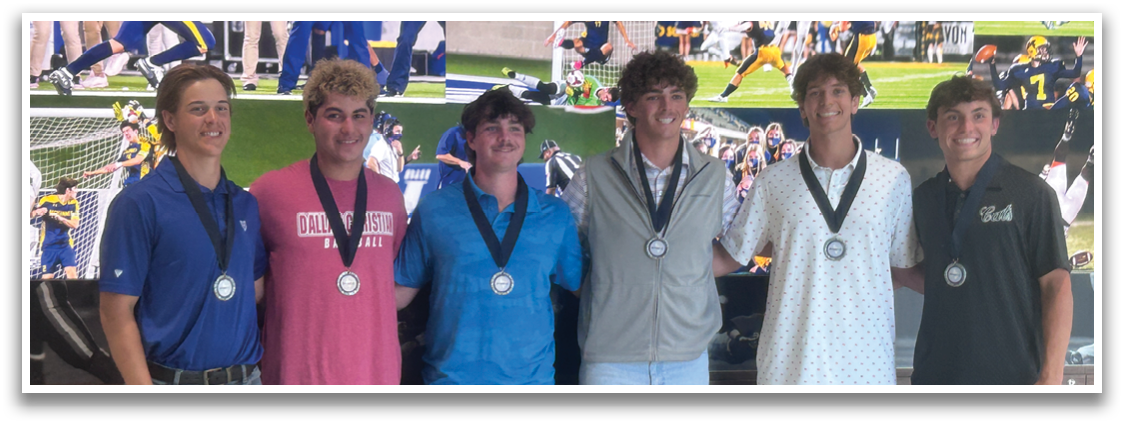 Five men wearing blue shirts and holding medals pose for a picture. Contenido generado con IA
