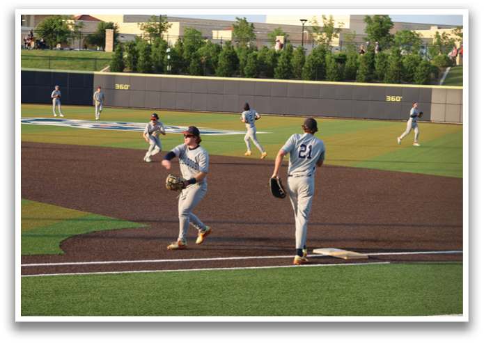 Baseball players on a field, one of them wearing a number 13 jersey. Contenido generado con IA