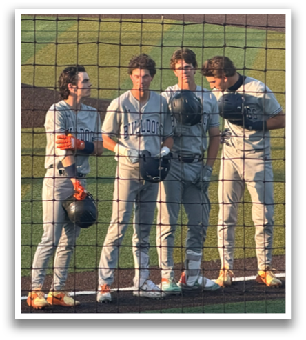 A group of young men wearing baseball uniforms are standing on a field. Contenido generado con IA