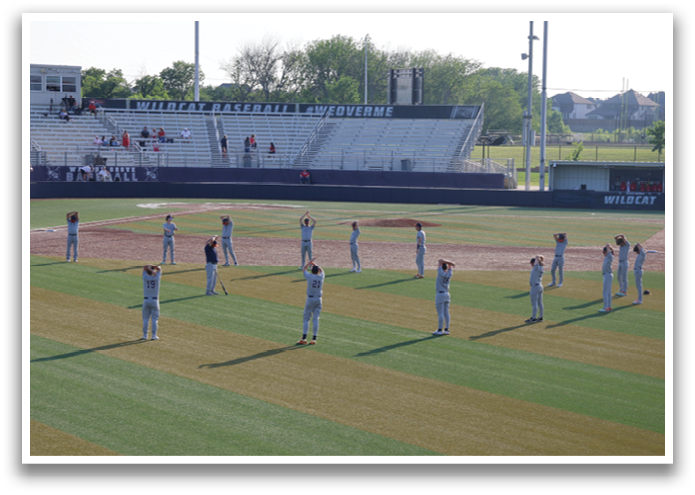 A group of people are standing on a baseball field, some of them are wearing baseball gloves. Contenido generado con IA