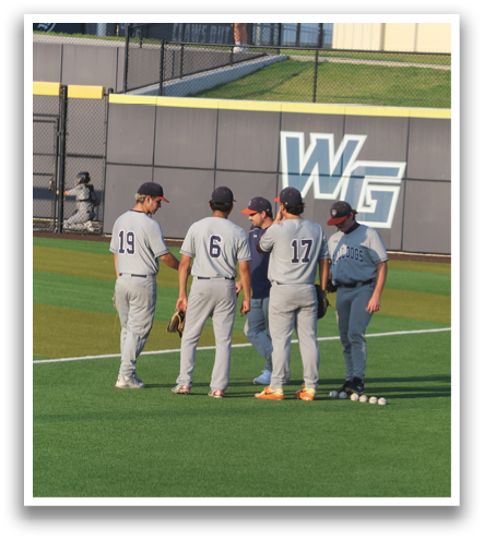 Four baseball players are standing on a field, talking to each other. Contenido generado con IA