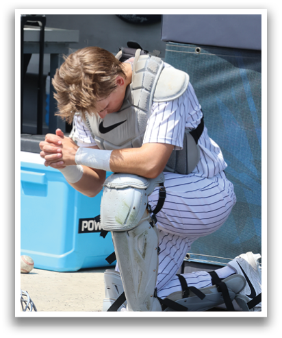 A baseball player is kneeling on the ground, wearing a catcher's mitt and a baseball uniform. Contenido generado con IA