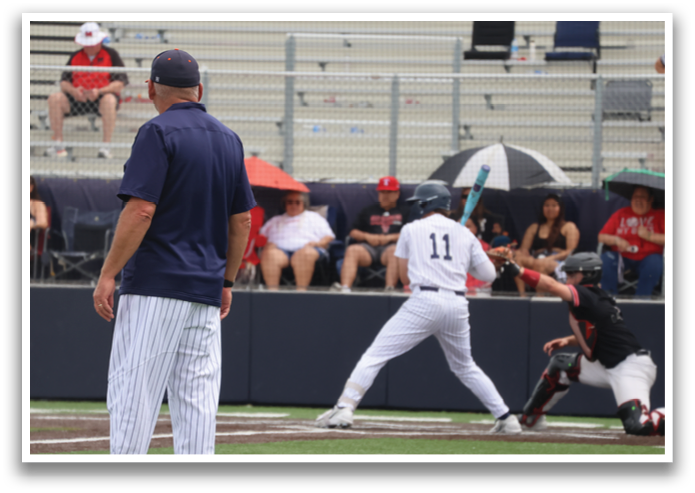 A baseball game is taking place with a batter, catcher, and umpire. The batter is swinging a bat, and the catcher is wearing a baseball glove. There are several people watching the game from the stands. Contenido generado con IA