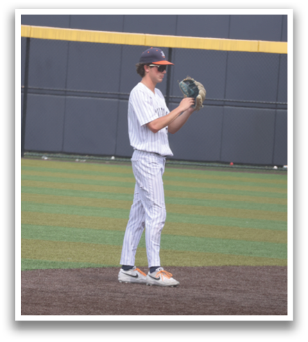 A baseball player in a white uniform stands on the pitcher's mound, holding a baseball glove. Contenido generado con IA