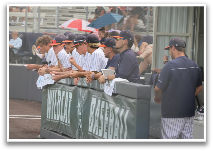 Baseball players and coaches are gathered around a fence, watching a game. Contenido generado con IA