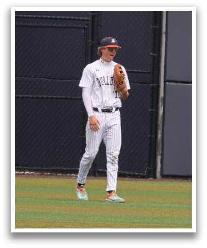 A baseball player stands on the field, holding a baseball glove, and looking up at the stands. Contenido generado con IA