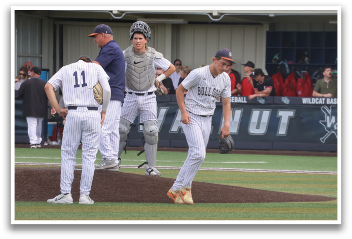 Baseball players on a field, one of them wearing a catcher's mitt. Contenido generado con IA