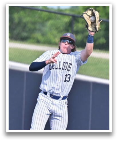 A baseball player wearing a striped uniform is leaping into the air to catch a ball. Contenido generado con IA