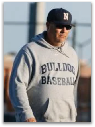 A man wearing a baseball sweatshirt and sunglasses is standing on a field. Contenido generado con IA