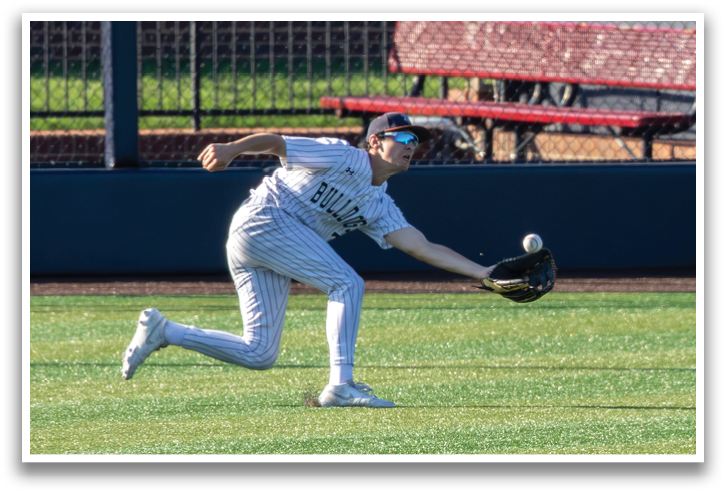 A baseball player in a white uniform is running towards a base while holding a baseball glove. Contenido generado con IA