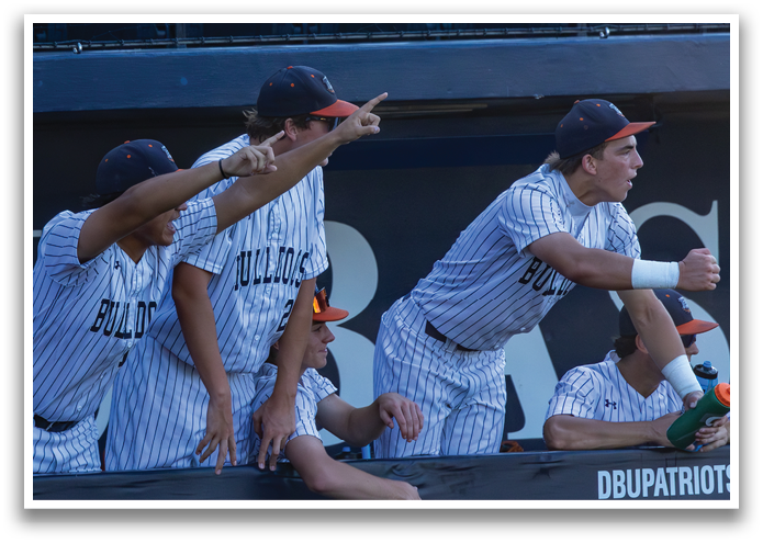 Baseball players wearing striped uniforms are sitting on a bench. One player is pointing at the sky, while another player is holding a water bottle. Contenido generado con IA