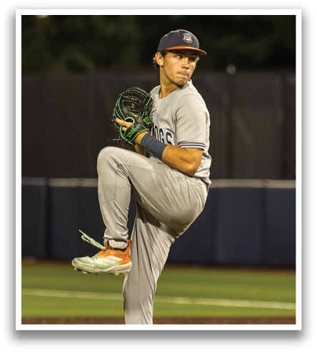 A baseball player in a grey uniform is pitching a ball on a field. Contenido generado con IA