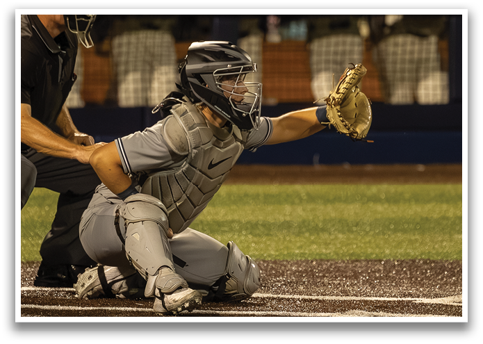 A baseball player is sliding into home plate, trying to avoid being tagged out. Contenido generado con IA