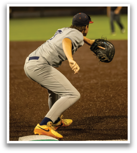 A baseball player is attempting to catch a ball. Contenido generado con IA