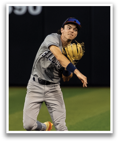 A baseball player in a grey uniform is throwing a ball. Contenido generado con IA