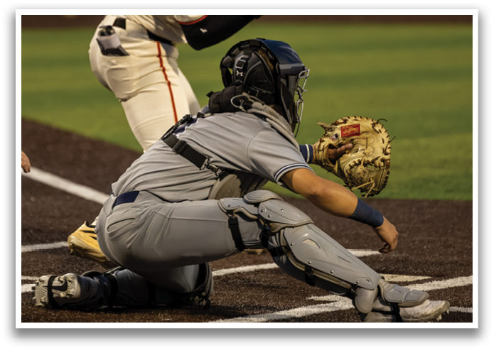 A baseball player is sliding into home plate, trying to score a run. Contenido generado con IA