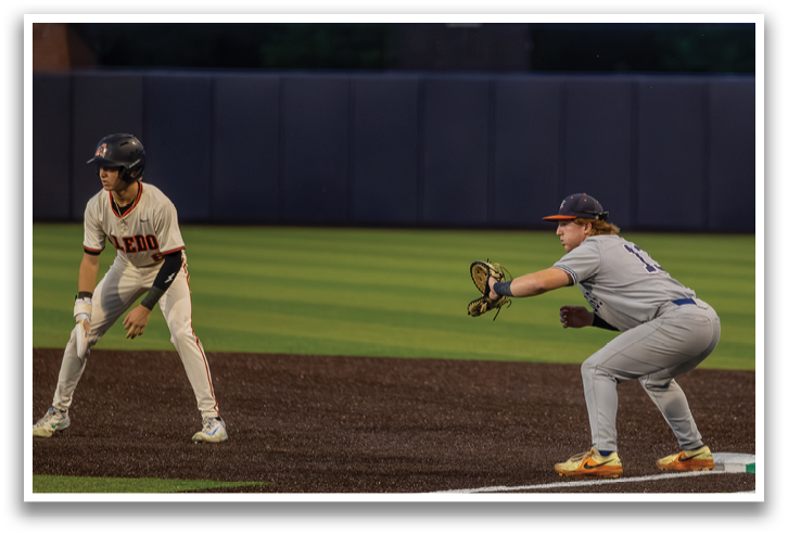 Two baseball players are on the field, one is catching a ball and the other is running. Contenido generado con IA