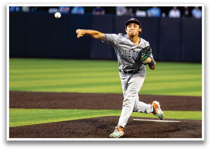 A baseball player in a grey uniform is pitching a ball on a field. Contenido generado con IA