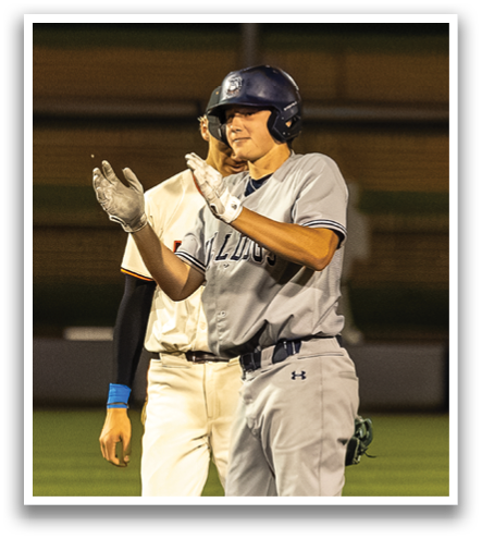 Two baseball players on a field, one wearing a blue shirt and the other wearing a grey shirt. Contenido generado con IA
