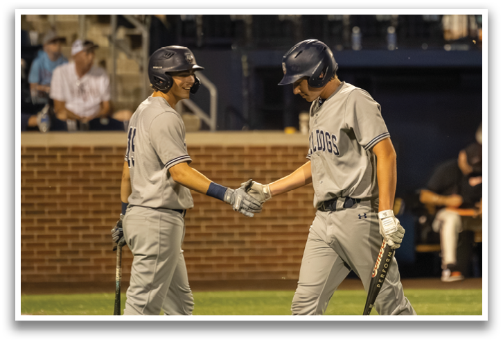 Two baseball players shake hands on the field. Contenido generado con IA
