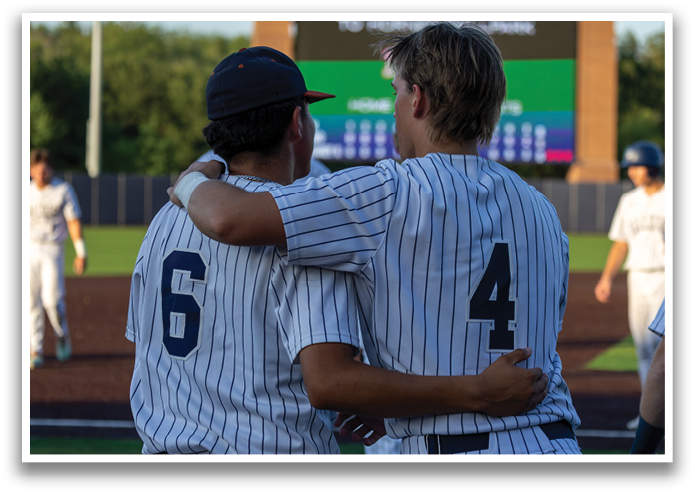 Two baseball players wearing number 6 and 4 jerseys hugging each other. Contenido generado con IA