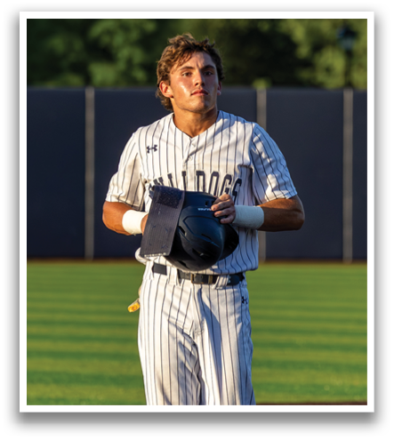 A baseball player wearing a blue hat and a white uniform is walking on the field. Contenido generado con IA