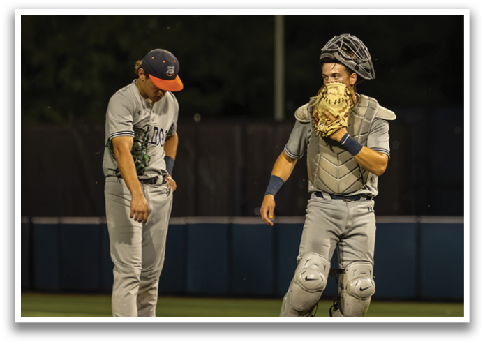 Two baseball players on the field, one wearing a catcher's mitt. Contenido generado con IA