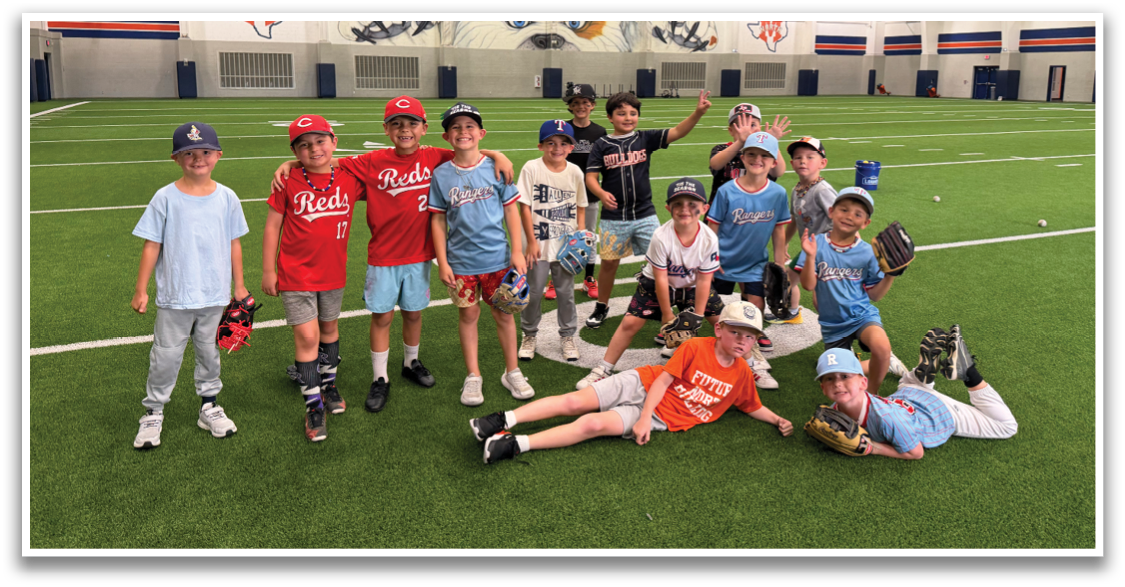 A group of children posing for a picture on a baseball field. Contenido generado con IA