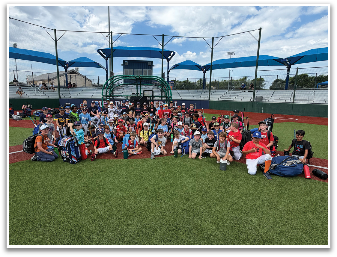 A group of people are sitting on a baseball field. Contenido generado con IA