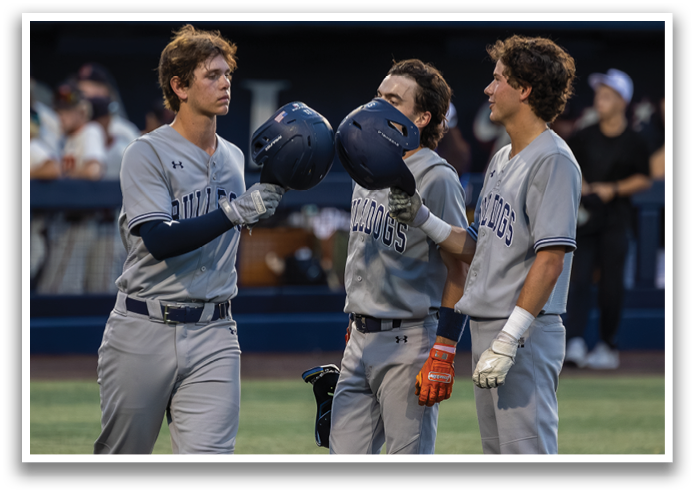 Baseball players on a field, one of them wearing a number 13 jersey. Contenido generado con IA