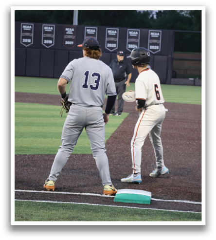 Two baseball players are standing on the field, one wearing a number 13 jersey and the other wearing a number 6 jersey. They are both holding baseball bats, ready to play. Contenido generado con IA