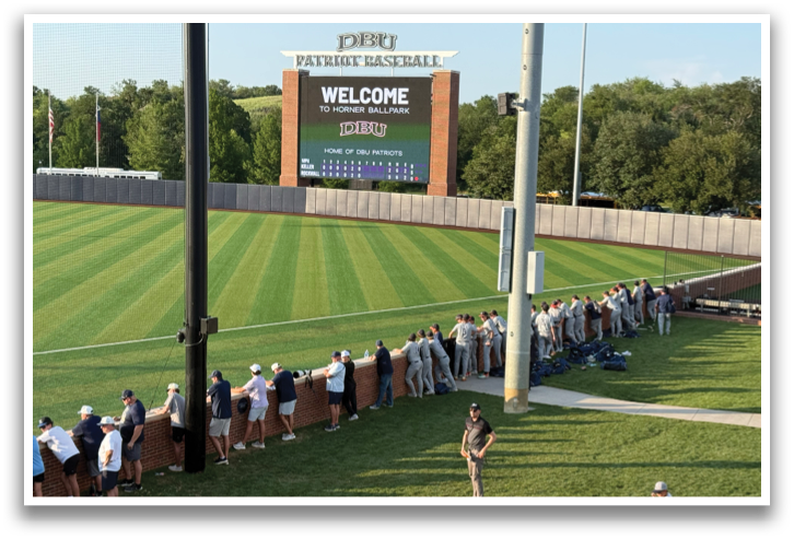 A group of people are standing on a baseball field, watching a game. Contenido generado con IA