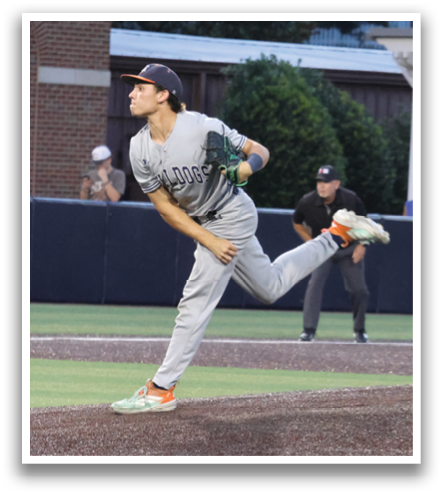 A baseball player in a grey uniform is pitching a ball on a field. Contenido generado con IA