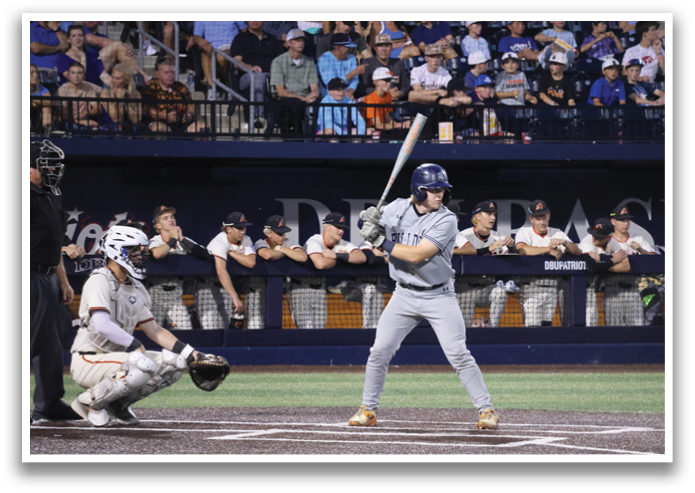 A baseball player is at bat, holding a bat and preparing to swing. The catcher is positioned behind him, ready to catch the ball. There are several other players on the field, some of them holding baseball bats. The scene is set in a baseball stadium, with a crowd of spectators watching the game. Contenido generado con IA