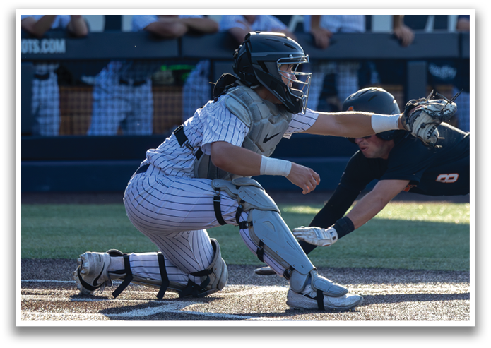 A baseball player slides into home plate while another player tries to tag him out. Contenido generado con IA