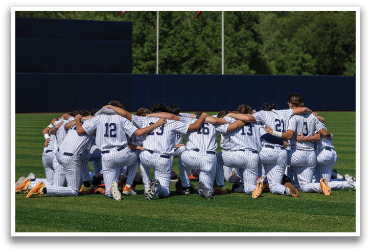 A group of baseball players huddled together on a field. Contenido generado con IA