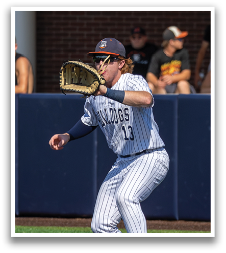 A baseball player is in the process of catching a ball. Contenido generado con IA