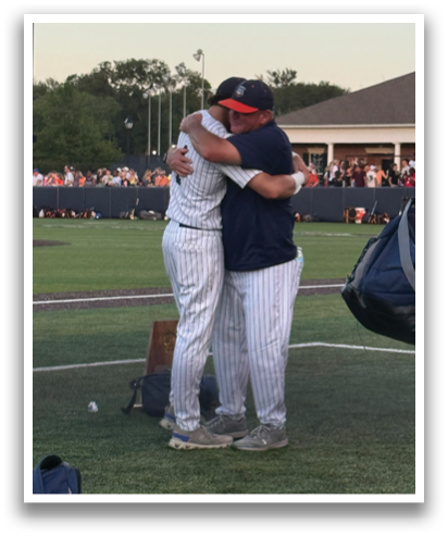 Two baseball players hugging each other on a field. Contenido generado con IA