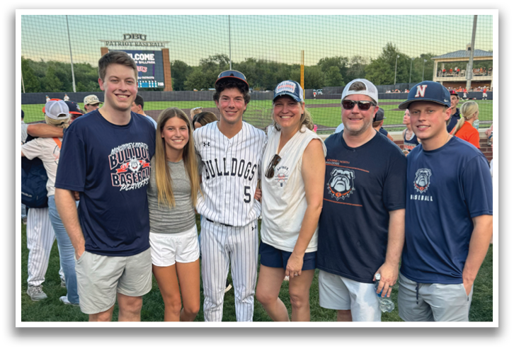 A group of people, including a baseball player, pose for a photo on a field. Contenido generado con IA