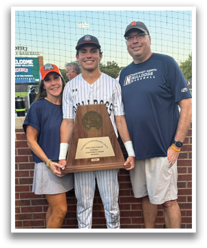 A man and woman pose with a trophy, which is a baseball trophy. Contenido generado con IA